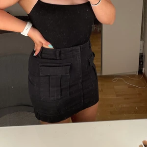 Svart kjol - Kjol med fickor fram till. Stretchigt jeansmaterial. 