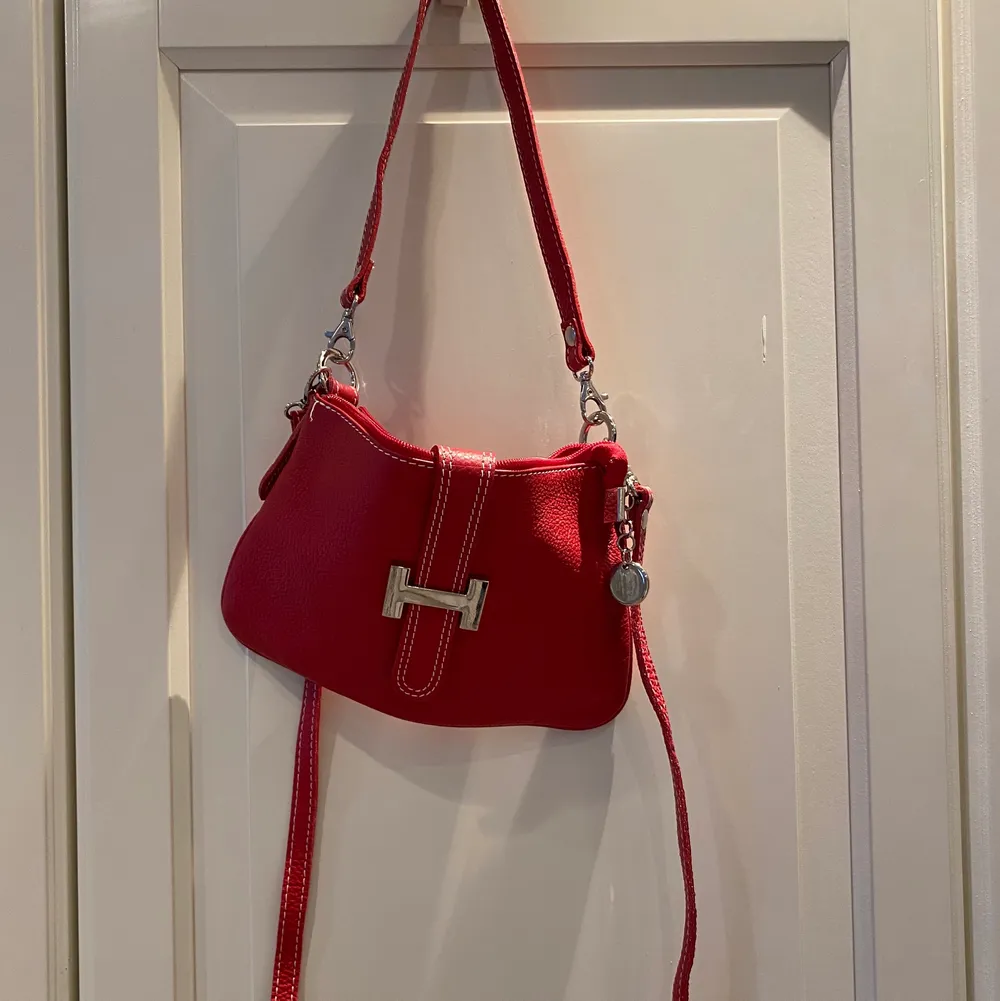 en söt röd väska, har både långa och korta band , de väljer man själv. Säljer den för 85kr+frakt💕. Väskor.