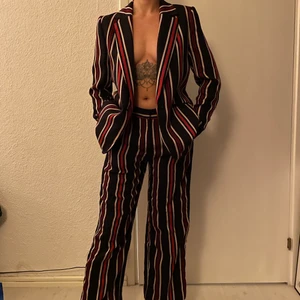 Kostymset  - Kavaj och byxa, knappt använt ⭐️ båda i strl 38. Kan mötas i Stockholm eller skicka (köpare står för frakt) 💕🌸 