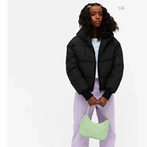 Jacka - Säljer min svin sköna puffer jacket från Monki!💞 Använt fåtal gånger och är i nyskick. Nypris 500kr!