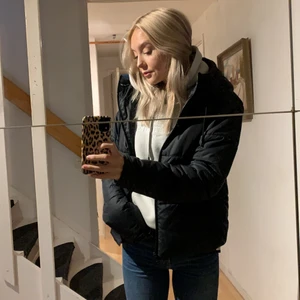 Nike jacka ny - Använd typ 1 gång, inga hål eller något sådant.