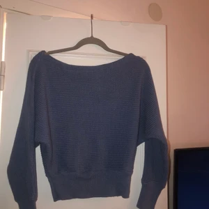 Blå stickad  - Storlek m passar även s Och xs 