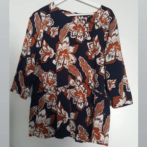 Blommig blus  - Aldrig använd,men lappen sitter inte kvar. 