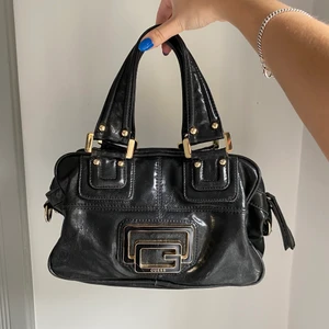 Guess väska  - Superfin vintage guess väska. Bra storlek och rymlig.  Kmr tyvärr aldrig till användning. Längre axelrem medföljer. Köparen står för frakt.  💕