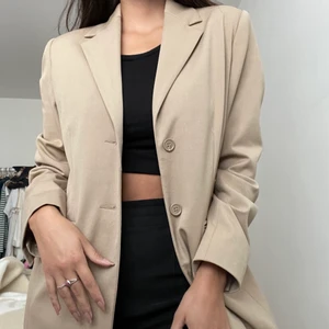 Beige kavaj - Super snygg beige kavaj som är köpt second hand. Storlek 38 och sitter lagom oversized på mig som brukar ha storlek 36. Använd någon enstaka gång.