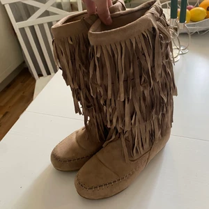 Skor med fransar  - Säljer dessa balla skor! Storlek 37/38 💕