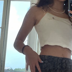 linne från pull&bear - skitsnyggt linne från pull&bear använt några enstaka gånger men fortfarande i jättebra skick ❤️ strl XS 