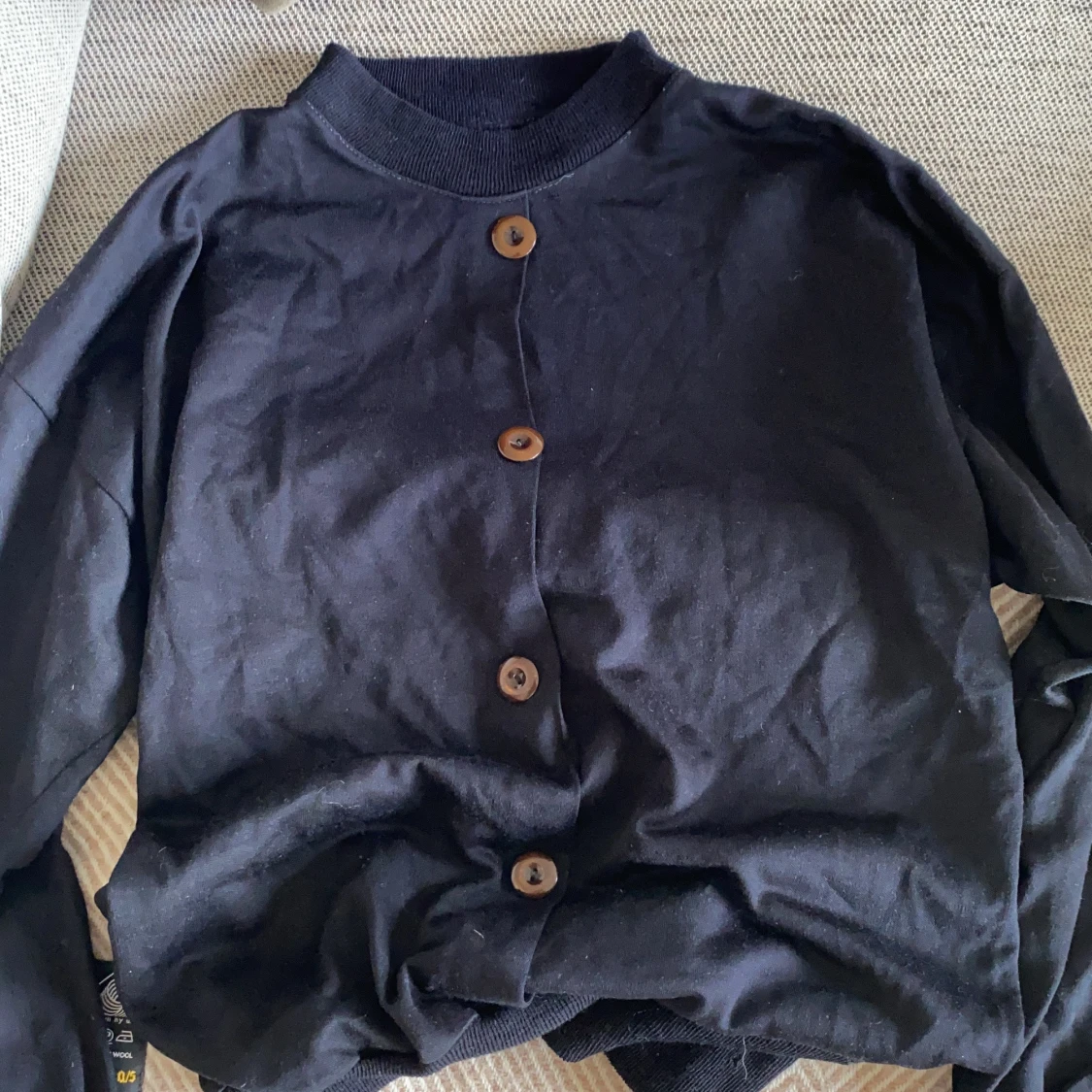 Stickad tröja med knappar