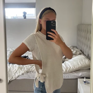 Vit väst - Säljer min fina vita stickade väst från mango, nästan aldrig använd så väldigt bra skick.🤍 storlek S