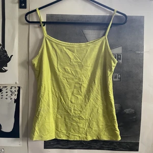 Gult linne  - Gult gulligt linne. Skrynkligt hehe. Gissar storlek M