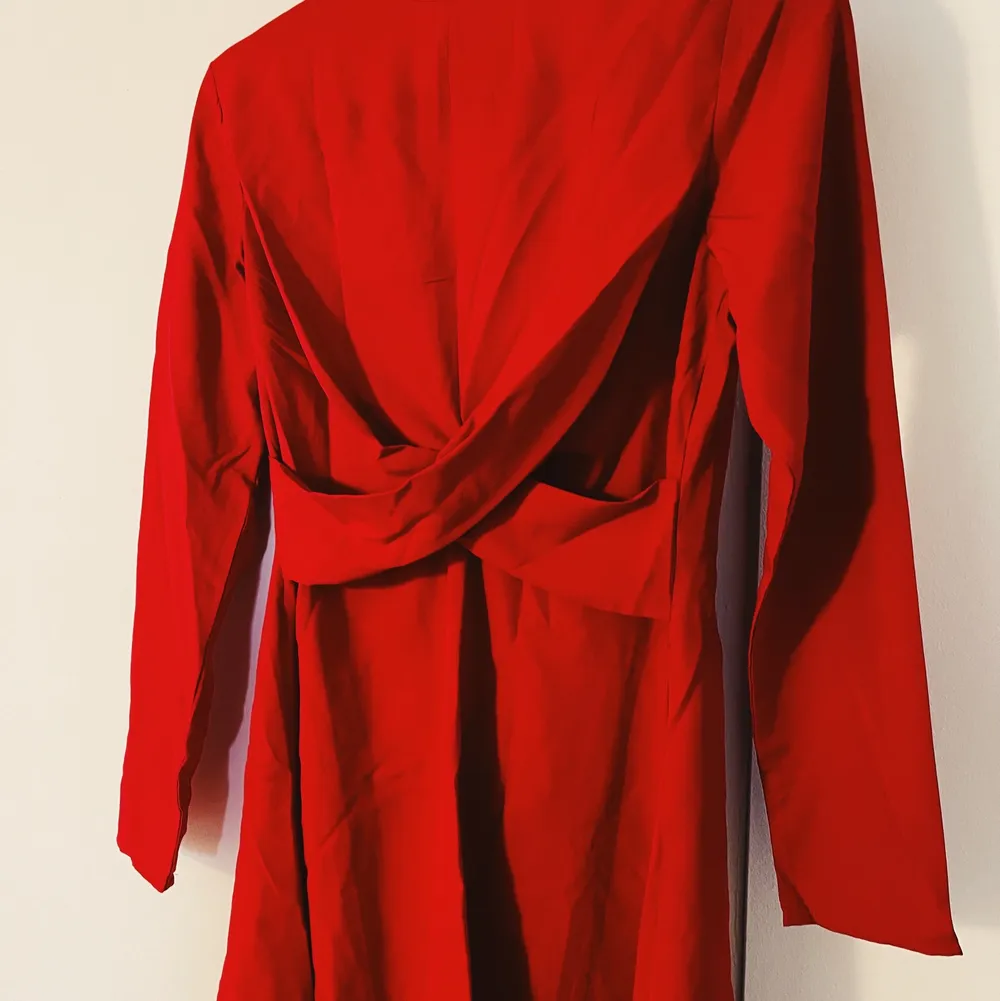 Snygg röd långärmad klänning från Boohoo, liten i storleken dock då det är en 40/42. Finns i Malmö eller köparen står för frakt 💖. Klänningar.