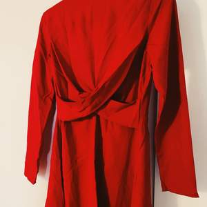 Snygg röd långärmad klänning från Boohoo, liten i storleken dock då det är en 40/42. Finns i Malmö eller köparen står för frakt 💖