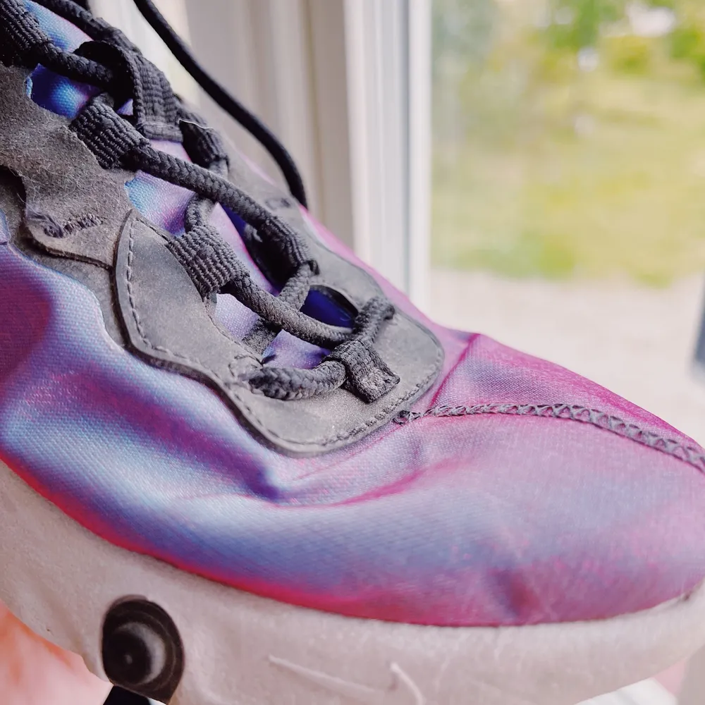 Häftiga Nike skor i en unik färg som skiftar lite! Dessa skorna är egentligen strl 40 men de är lite små så skulle säga att den passar en 39a! Köparen står för frakt eller mötas i Malmö 🤍. Skor.