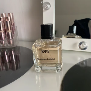 Zara parfym - SVIN god parfym från Zara! Säljer pga att jag inte får användning av den eftersom att jag så många olika parfymer redan. Luktar ungefär som black opium av YSL. Använd några få antal gånger ❤️