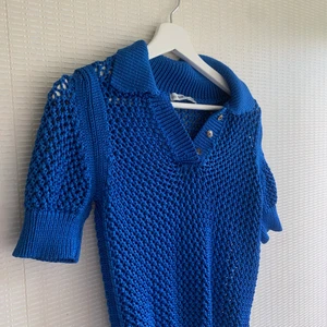 Blå stickad topp - Säljer denna snygga blåa topp från Zara Knit, den är lite skimmrig vilket gör att den ser exklusiv ut, otrolig bra kvalite, den är tung😊 hör av er om frågor och fler bilder❣️