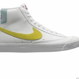 Nike blazers - Säljer min otroligt snygga och trendiga Nike blazers skor. Det är mocha på Nike märket. Säljer pågrund av brist på andvänding. Nypris:900 me du kostar det 500 inklusive frakt 