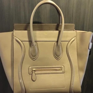 Celine väska  - Imitation av Celine väska i HÖG kvalité.  Färg: Beige Material: Läder Storlek: Medium Skick: Knappt använd. Några repor som finns på bild. Fler bilder finns.