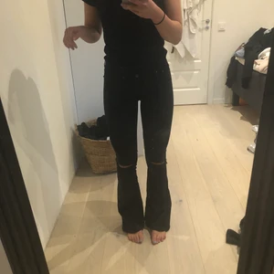 Utsvöngda jeans  - Jeans från zara med bootcut och hål vid knäna 