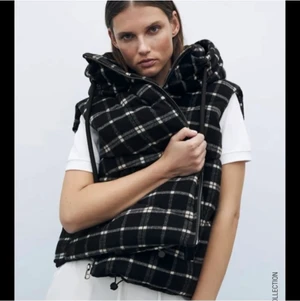 Zara väst - Snygg trendig zara väst som är helt oanvänd. Super bra kvalitet och håller värmen bra nu till hösten. Frakt tillkommer