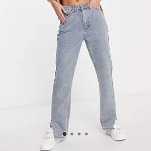 Sjukt snygga jeans från missguided! Raka i passformen med slits, säljs för 200kr + frakt. Pris kan diskuteras. Självklart kan fler bilder skickas vid begäran.