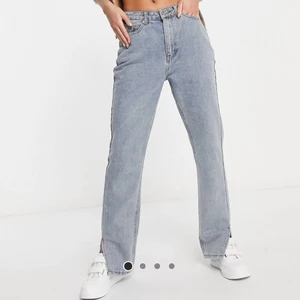 Jeans med slits - Sjukt snygga jeans från missguided! Raka i passformen med slits, säljs för 200kr + frakt. Pris kan diskuteras. Självklart kan fler bilder skickas vid begäran.