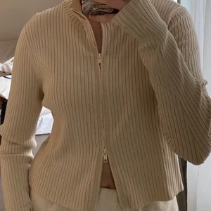 Topp från Monki - Så snygg topp från Monki, använd 1 gång, och som säljes då den köptes för stor 🤎 Dragkedjan går att justera, så man kan styla den på flera olika sätt! Låååånga ärmar! 😍 Önskas fler bilder, så skriv privat 😇 Frakt tillkommer.