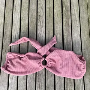 Säljer en fin rosa bikini från BikBok i storlek L. Man kan ha den som en offshoulder bikini, men det finns även axelband som man kan fästa. Aldrig använd. Utgångspris 70kr, frakt ingår ej.