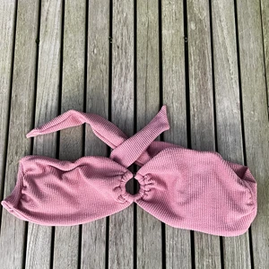 Rosa bikini - Säljer en fin rosa bikini från BikBok i storlek L. Man kan ha den som en offshoulder bikini, men det finns även axelband som man kan fästa. Aldrig använd. Utgångspris 70kr, frakt ingår ej.
