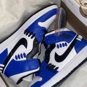 jordan 1 sisterhood  - säljer nu mina jordan 1s i stl 38, jättefint skick. Endast använda 2 gånger med creaseskydd så är som nya!! Båda skosnörena + skokartong medföljer, skriv för fler bilder & annan info! hade även kunnat tänka mig att byta mot andra saker, kom med förslag!