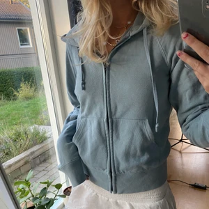 Blå zip hoodie - Jätte snygg blå hoodie med dragkedja från uniqlo. 