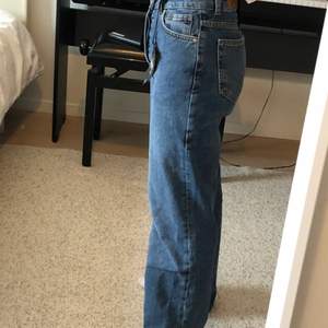 så fina jeans från bikbok men tyvärr för långa för mig som är 158! Endast provade, inte lika utsvängda som andra jeans och långa i benen! medelhög midja!   Frakt ingår inte( men den är spårbar) kram ❤️