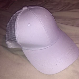 Keps - aldrig använd då jag insåg att jag inte var någon kepsmänniska. dock så så fin. den är justerbar så passar alla. Frakt tillkommer