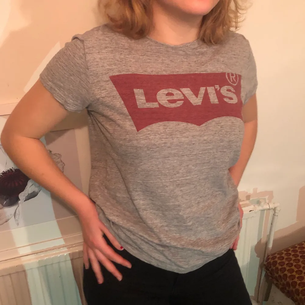 En Levis tshirt som jag inte använder längre. Fint skick, väldigt bekväm och snygg! Kostar 300 nypris men vill helst bli av med den!. T-shirts.