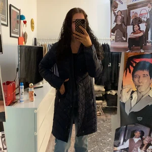 Hollister dunjacka strl M - Lång dunjacka från hollister i strl M, perfekt nu till hösten!💕