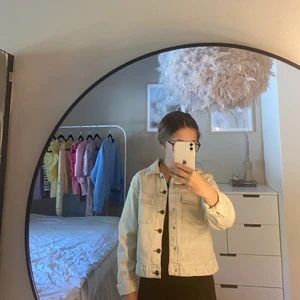 beige jacka - beige jeansjacka från Lindex, använd några fåtal gånger, i storlek 164 men passar även XS då jag andvänder det i vanliga fall :) 