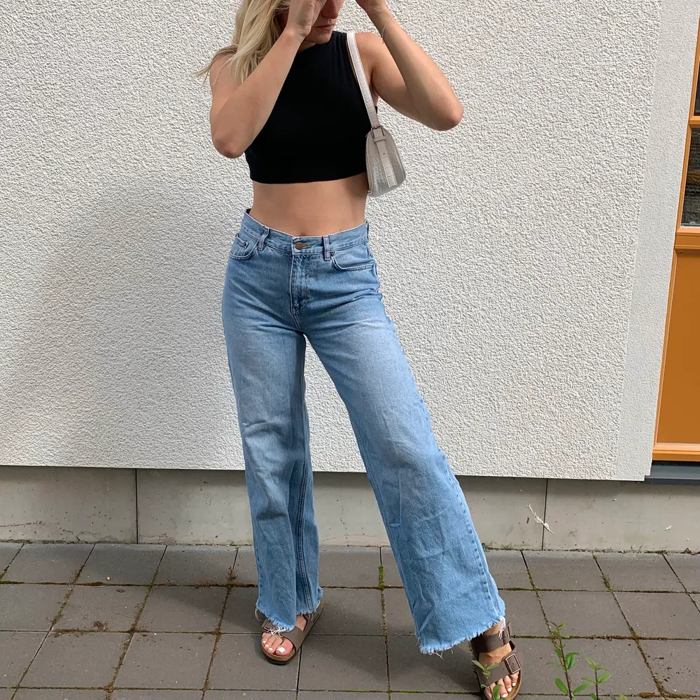 As balla jeans från junkyard som är i bra skick! Köparen står för frakten 🤎 Personen på bilden har ca W25-W26. Jeans & Byxor.