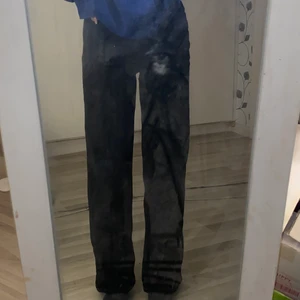 Mom jeans - Svarta jeans köpt ifrån plick de står inte vart som är ifrån dom är i storlek 24 och är i bra skick,säljer dom pga att dom inte kommer till användning. 100kr + frakt💕