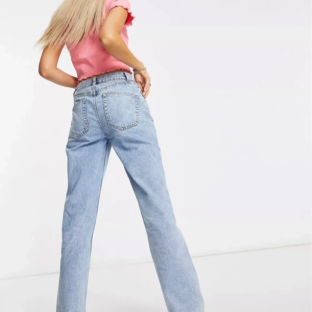 Säljer så fina helt nya jeans från asos. Verkligen skit fina men lite för tajta på mig, storlek W26 L32. Frakt 66kr💕💕. Jeans & Byxor.
