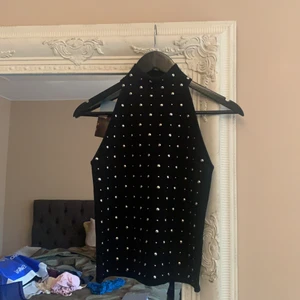 Topp  - Zara topp med nitar, använd 1 gång bara storlek M