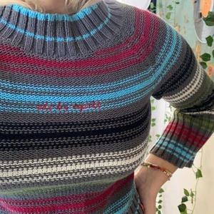 Stickad randig tröja  - Köpt på secondhand ifjol, aldrig använd! Bra kvalite inga hål eller något som indikerar på att den är köpt på second hand, frakt betalas själv! Stl M men passar mindre och större den är väldigt stretchig.