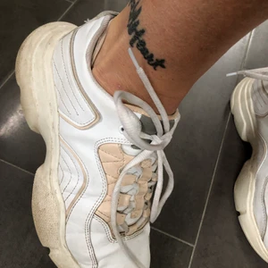 NA-KD  sneakers - Superfina sneakers från NAKD i stl 38. Påminner om Acne Manhattan. I fint anv skick!