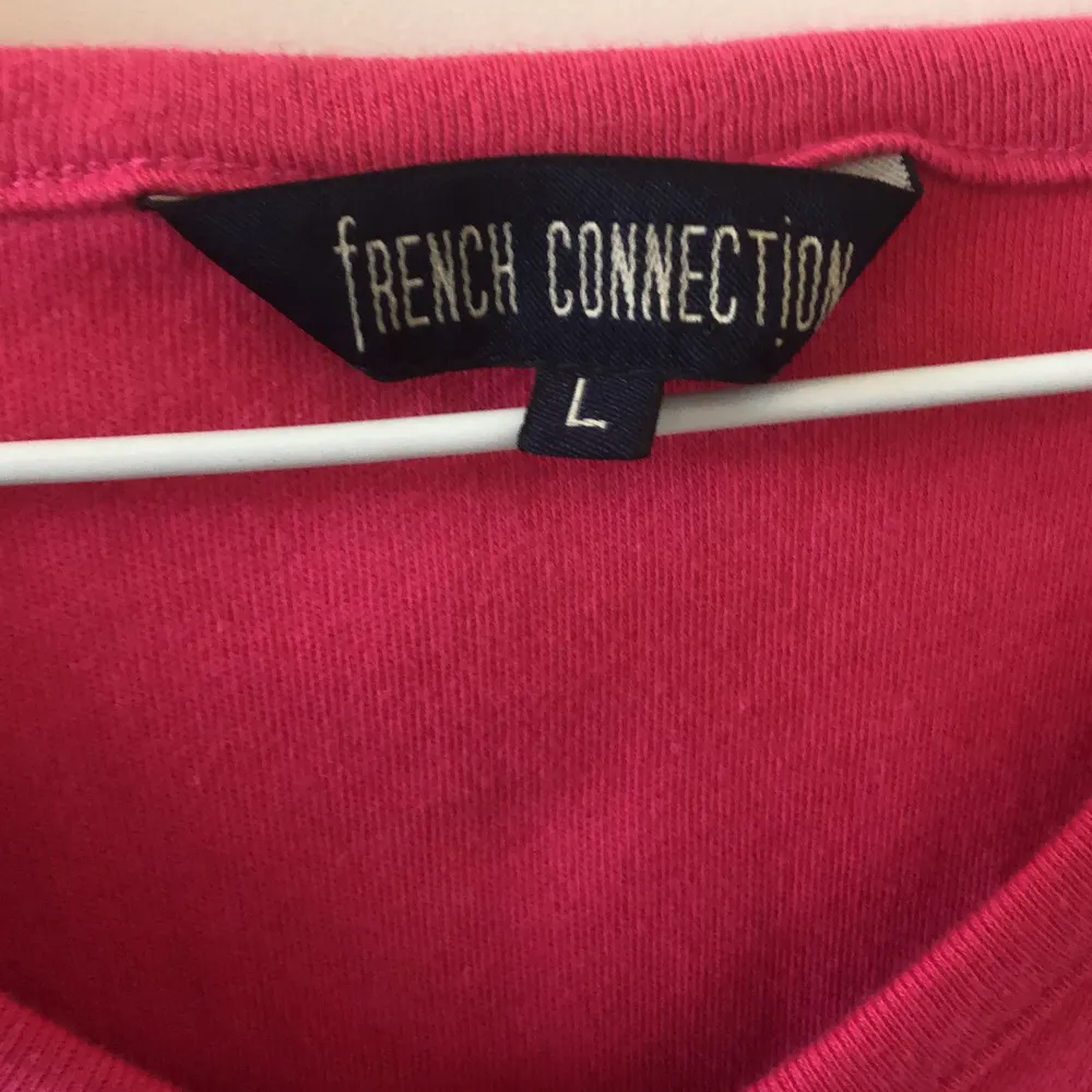 Jättefin rosa VINTAGE tröja från French Connection. Lite mindre än L! Passar perfekt med en vit skjorta under eller endast som den är. . Toppar.