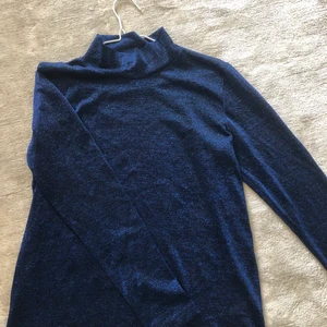 Stretchig långärmad blå glittrig polo - Assnygg stretchig blå polotröja, lite genomskinlig ! I storlek L