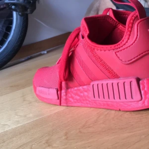 Adidas nmd’s r1 - Röda nmd’s r1, använda 1-2 gånger men het nyskick. Storlek 40