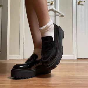 svarta lackskor - lack-loafers med liten platå köpt på DinSko i storlek 38✨ använt en gång, så är i gott skick! (priset kan diskuteras)