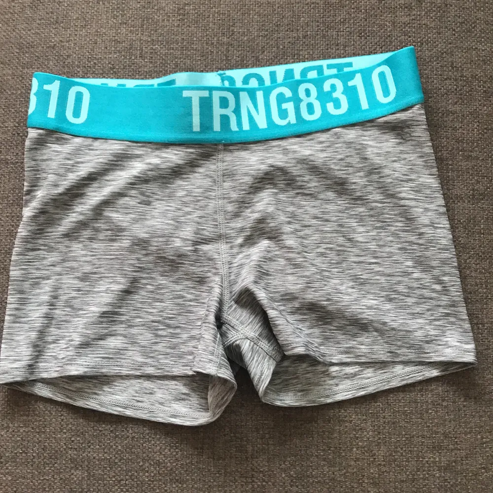 Grå träningshorts, endast använd 2 gånger. . Shorts.