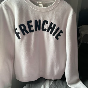 H&M collagetröja  - Super fint basplagg till garderoben som passar det mesta <3