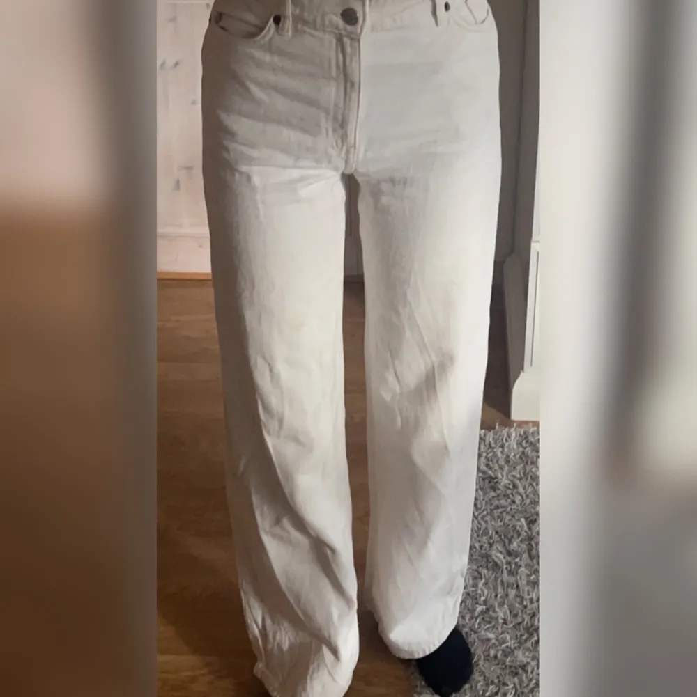 Ett par vita/biega jeans från monki i storlek 24. Är 168cm och de passar bra i längden <33 köpte för 600kr. Jeans & Byxor.