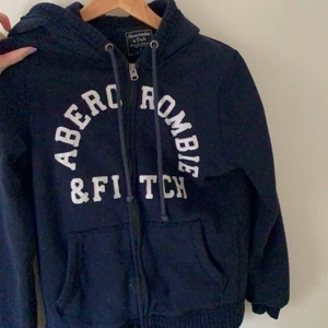Blå Abercrombie&fitch kofta - En superfin blå Abercrombie&fitch kofta som tyvärr inte kommer till användning längre! Storlek S men passar även Xs💗 