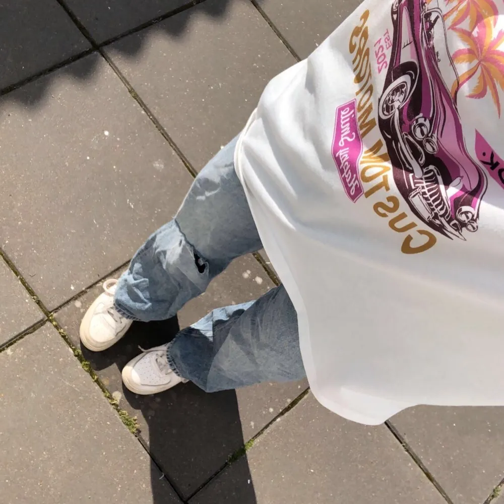 Högmidjade vida jeans från H&M med slitningar vid ena knät. Super sköna och coola. De är i ett bra skick då anledningen till att jag säljer är för att de inte kommer till användning.. Jeans & Byxor.